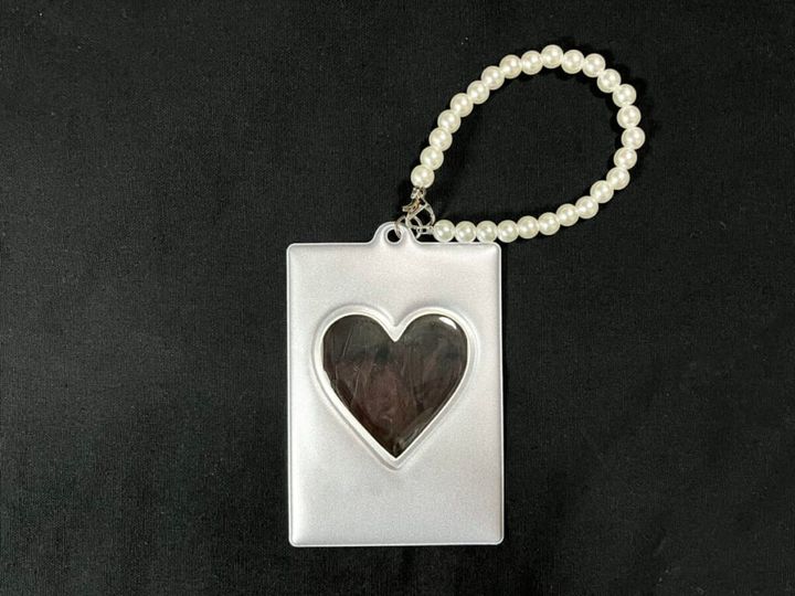 3COINS（スリーコインズ）の「PVCトレカホルダー」を黒い布地の上に置いて紹介する画像