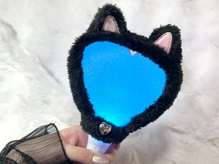 3COINS（スリーコインズ）「アニマルペンライトカバー」にダイソーの「ハート型ペンライト」を装着し、青のライトを灯して紹介する画像