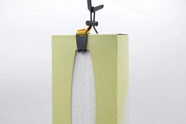 セリアのティッシュをぶら下げられるアウトドア ティッシュホルダー ブライトカラー