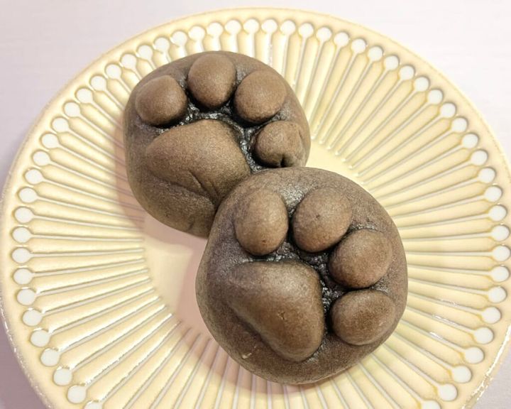 「なごにゃんクロ」を2つ皿に乗せて紹介する画像