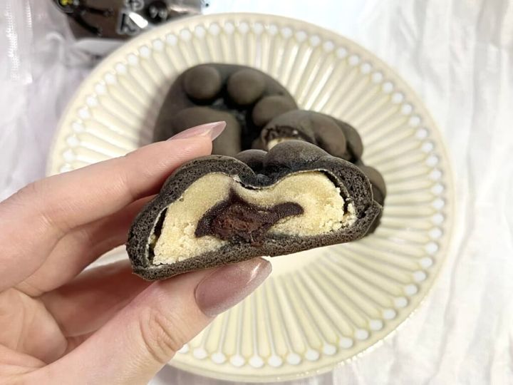 「なごにゃんクロ」の中心を割り、手に持って断面図を紹介する画像