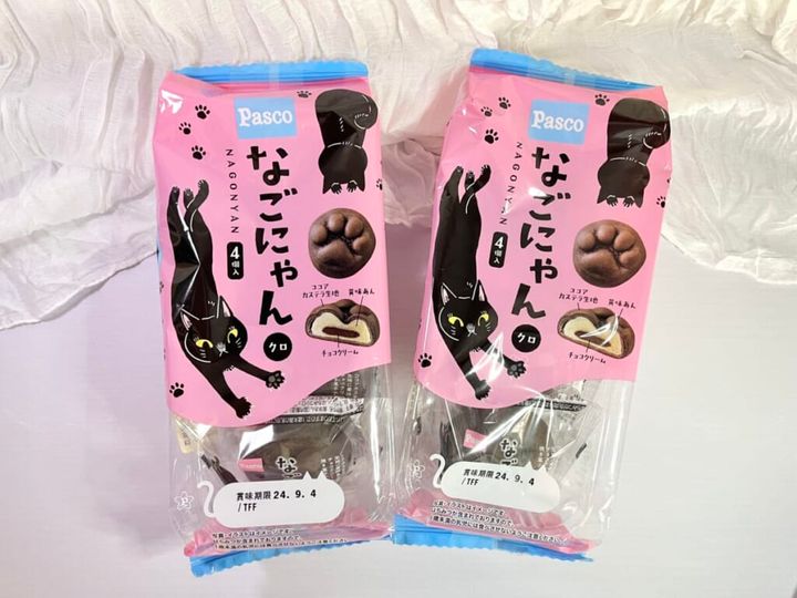 パスコの新商品「なごにゃんクロ」のパッケージを机に置いて紹介する画像