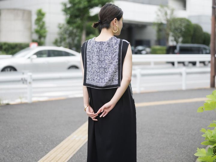 画像: 背中全体を覆う長めのセーラーカラー。 出典：カレンソロジー