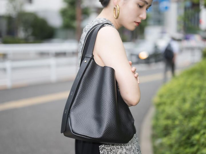 画像: 傷が気になりづらいシボ感のあるレザーが使われています。 出典：カレンソロジー