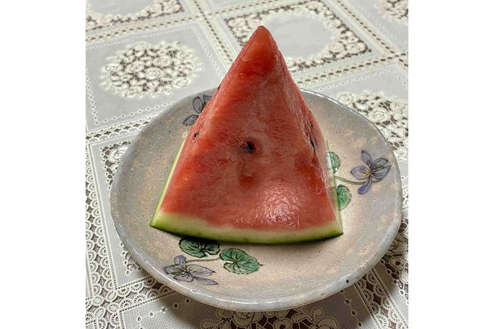 ▲スイカを切るときは中心から放射状に切ると写真のような四角すい状に。甘みも偏らず平均的に感じられます