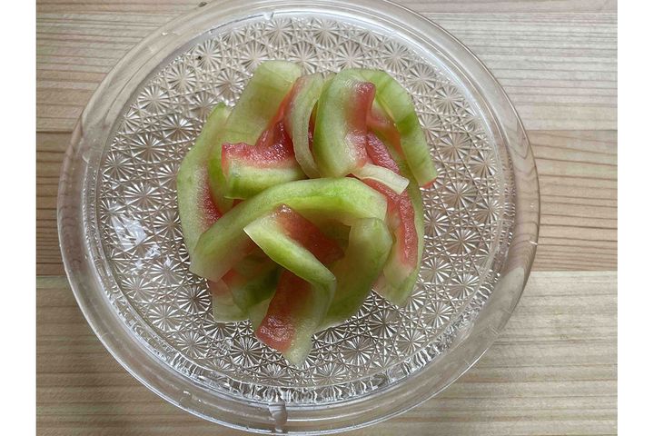 ▲食べた後のスイカの皮下の部分により多くのシトルリンが含まれています。浅漬けに活用を！