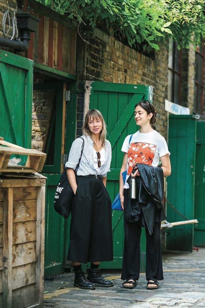 トップスは軽やかにすると即垢抜け！夏のブラックボトムスのコーデのコツ