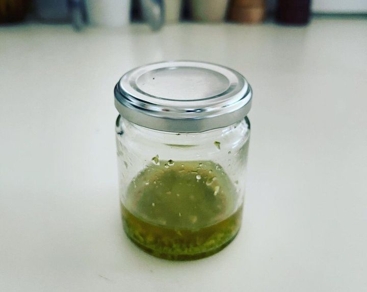 ゆずこしょうを酒に溶かしたゆずこしょう酒（小びんに用意しておくと炒めもの全般に便利）