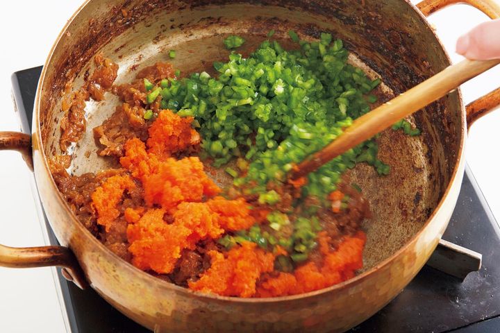 挽き肉を炒める