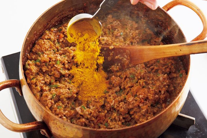 カレー粉を炒める