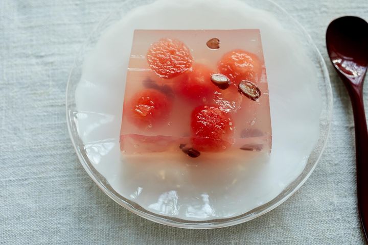 優しい甘味が広がる“すいか水玉寒天”