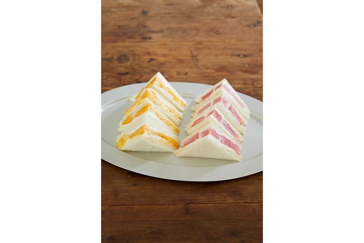 果肉のみずみずしい食感が美味！“すいかとマンゴーのフルーツサンド”