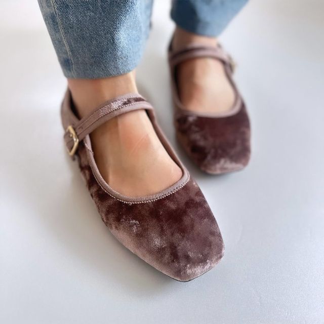 ピンクのメリージェーンシューズ