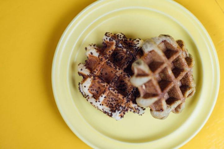 「あぶらえワッフル」300円（写真左）、「メナモミワッフル」330円（写真右）