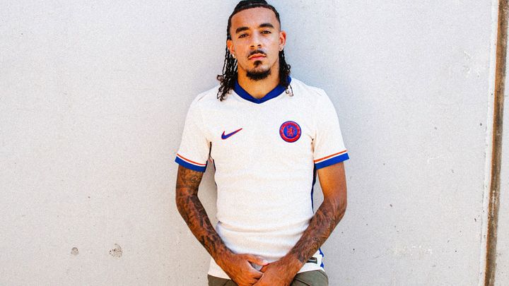 オレンジのエンブレム登場！チェルシー、“シンプルデザイン”の2024-25アウェイユニフォームを発表