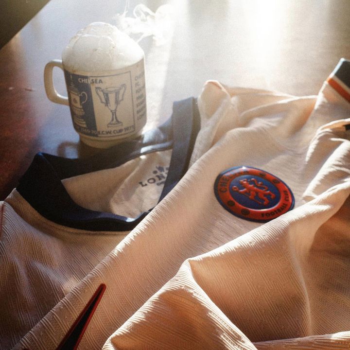 オレンジのエンブレム登場！チェルシー、“シンプルデザイン”の2024-25アウェイユニフォームを発表