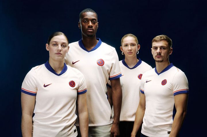 オレンジのエンブレム登場！チェルシー、“シンプルデザイン”の2024-25アウェイユニフォームを発表