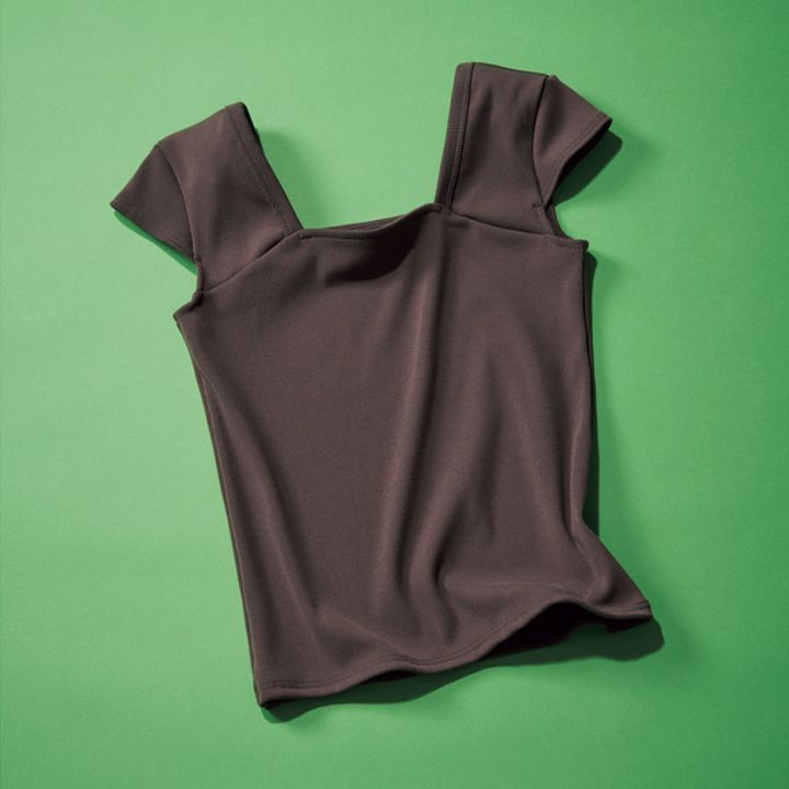 前後ともにスクエアネックが今っぽいRHCのTシャツ