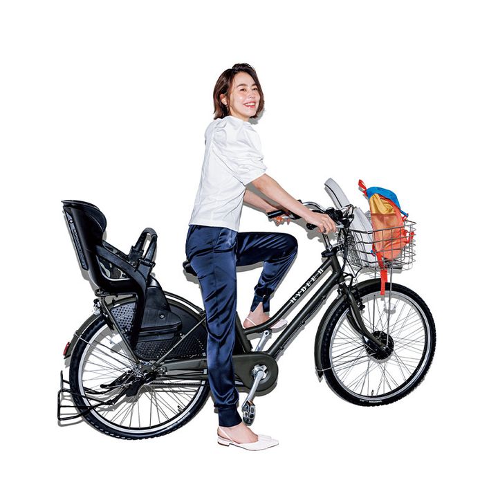 ぽわん袖の白Tシャツにサテンパンツを合わせた自転車コーデ