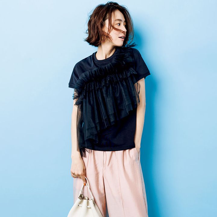 前身頃にチュールがついた黒Tシャツにピンクパンツを合わせた浅見れいなさん
