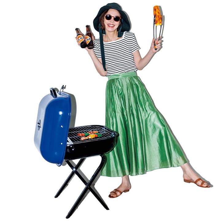 スクエアネックのボーダーTシャツにグリーンスカート合わせたBBQコーデ