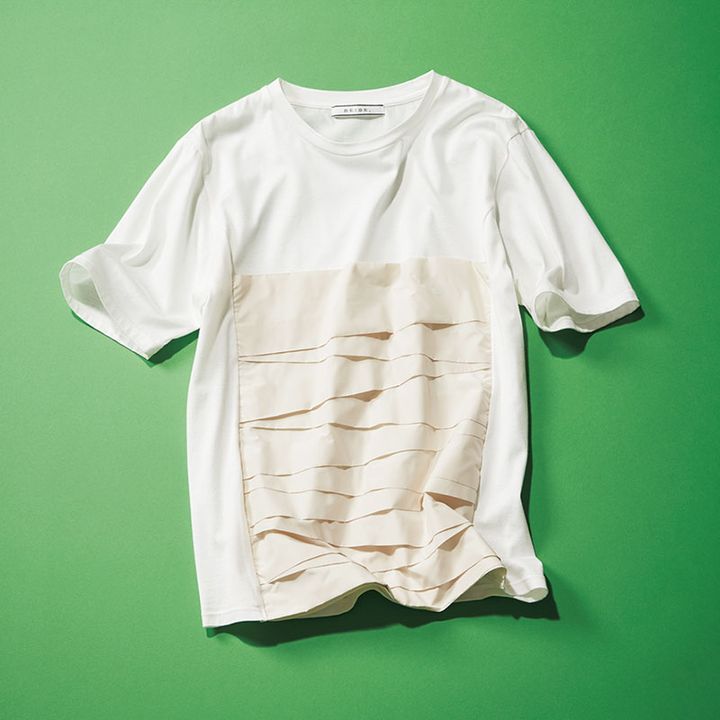 フロントにプリーツデザインがドッキングされたベイジの白Tシャツ