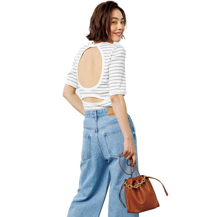 背中が開いたボーダーTにデニムをあわせたカジュアルコーデ