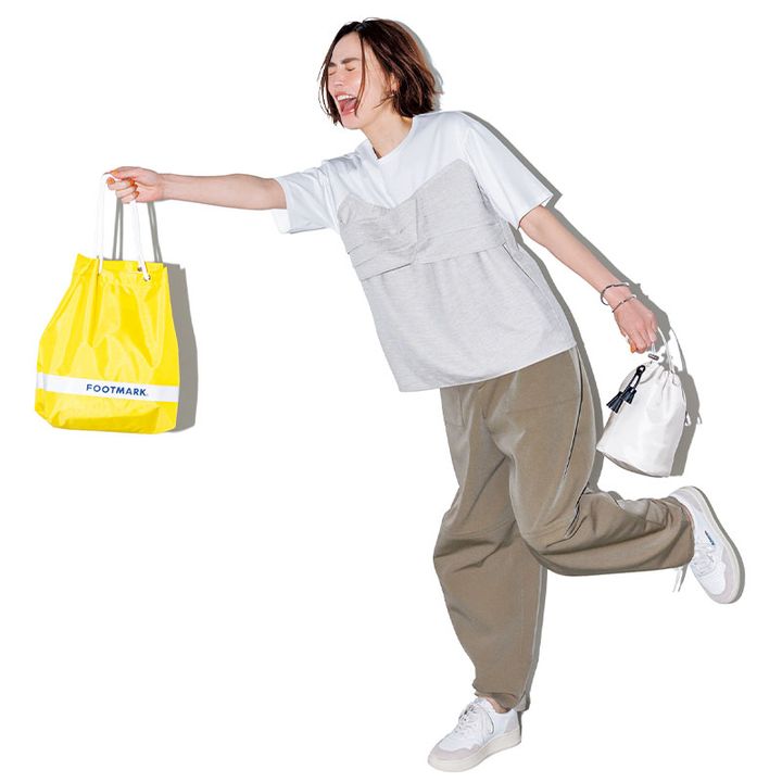 ビスチェがついた重ね着風Tシャツとパンツを合わせたママコーデ