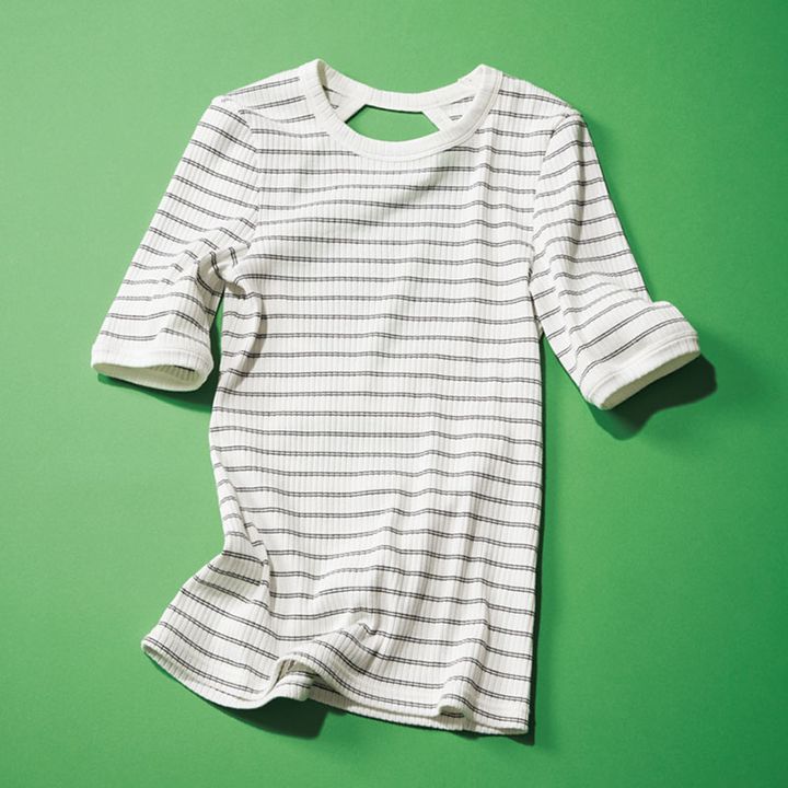 背中が思い切り開いたスタイリングのボーダーT