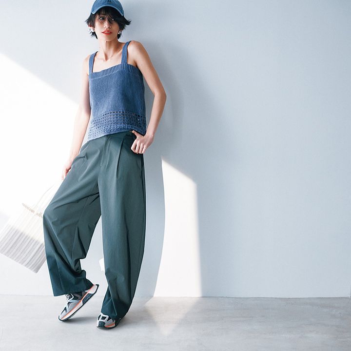 速乾素材のカーヴィパンツにニットキャミソールのカジュアルコーデ