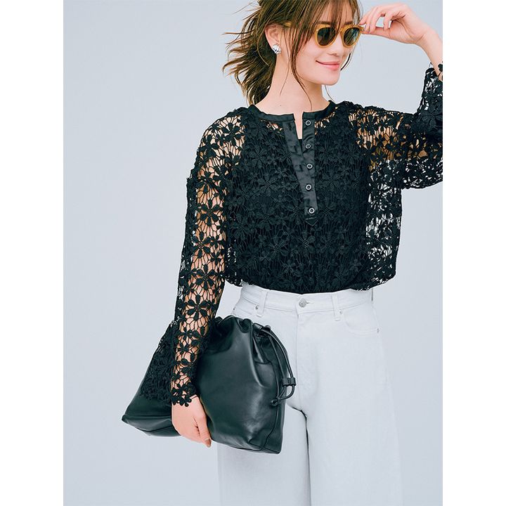 黒クロシェトップスにうす色デニムコーデ