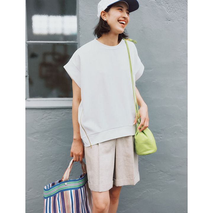 ゆる白スウェットに淡色ハーフパンツのワンマイルコーデ