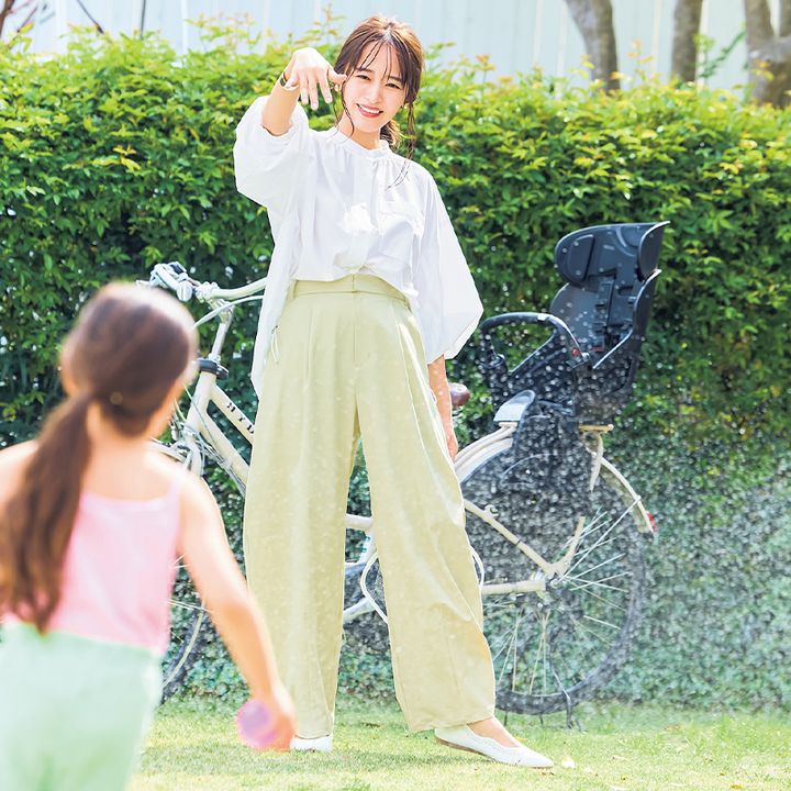 白ブラウスにレモン色パンツの高機能公園服コーデ