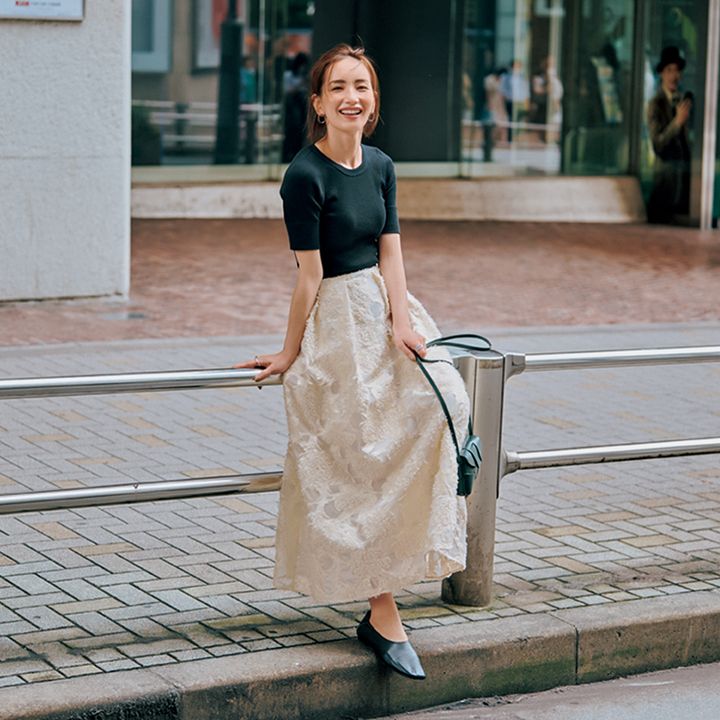 黒のコンパクトTにジャガードの白フレアスカートコーデ