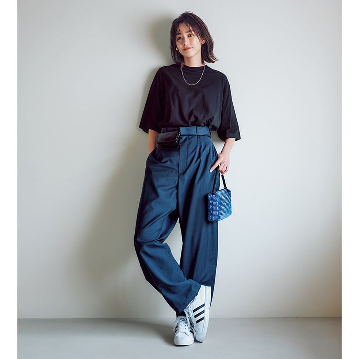 ネイビーゆるTに青ゆるパンのワンマイルコーデ