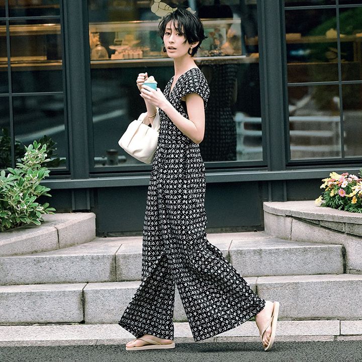 黒ベースの総柄プリントオールインワン