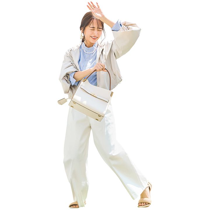 撥水ベージュパンツ×青のストライプシャツコーデ