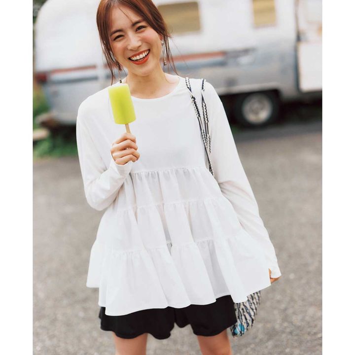 白のフレアラッシュガード×黒ショートパンツコーデ