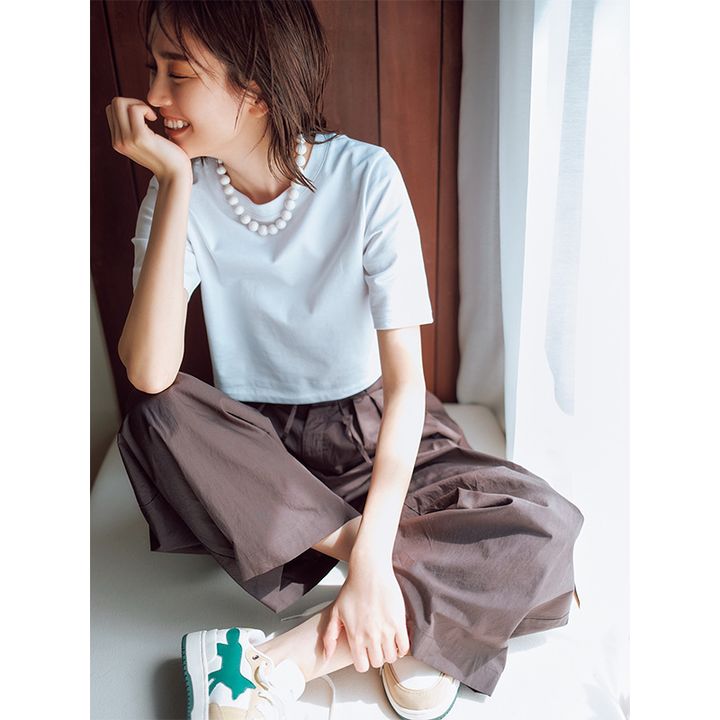 白短丈Tに茶色のハイウエストパンツコーデ