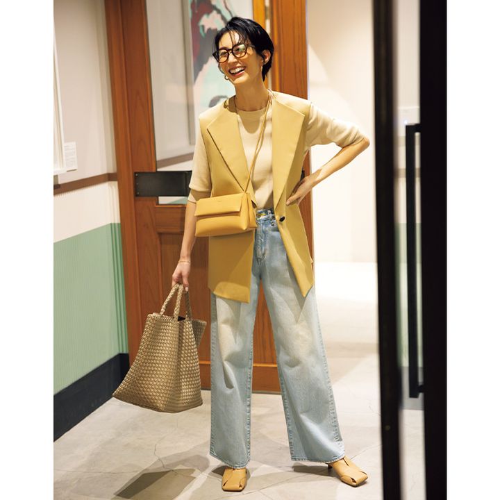 うす色デニムに白Tベージュジレコーデ