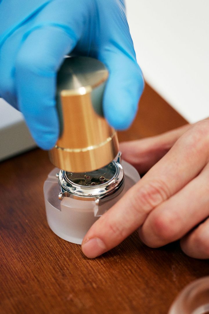 シースルーバックの裏蓋を閉じる様子