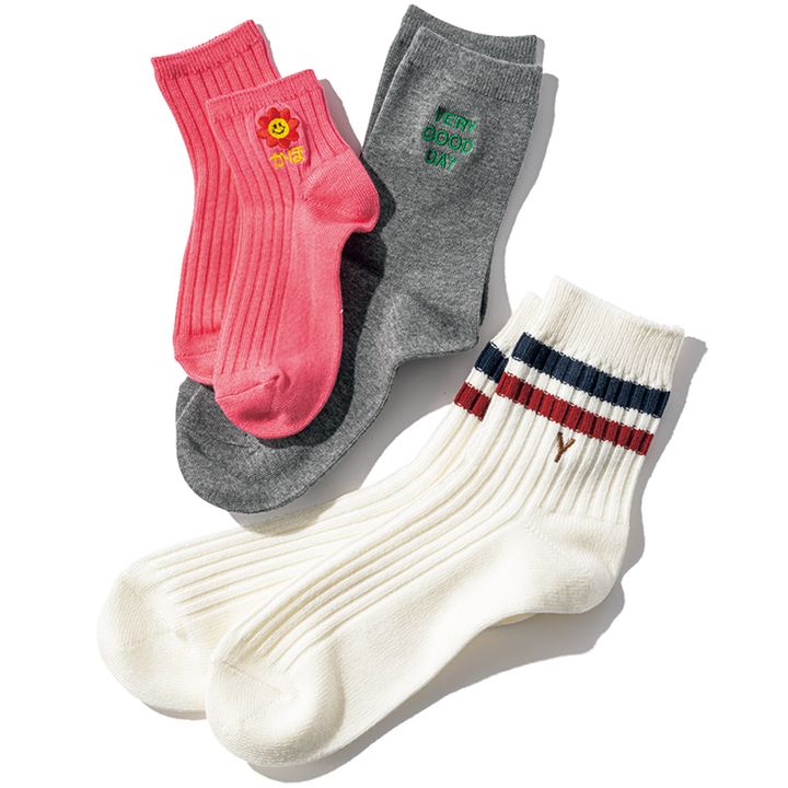 タビオのソックスが3足置かれている写真