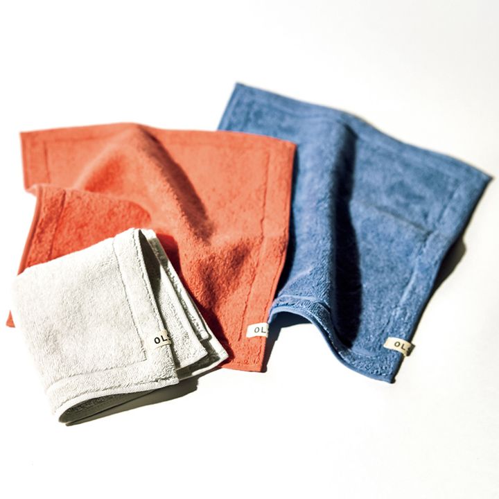 OLSIAの ハンカチタオルが3枚置かれている写真