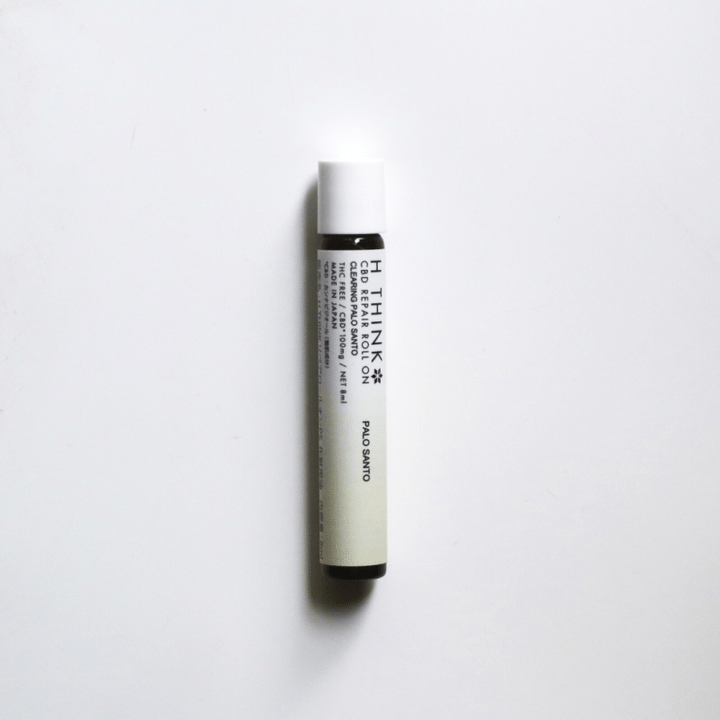 H THINK CBD リペアロールオンが置かれている写真
