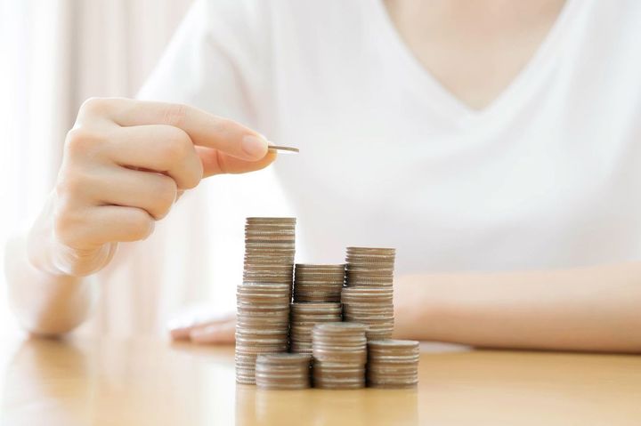 小銭を積み上げている男性の手元