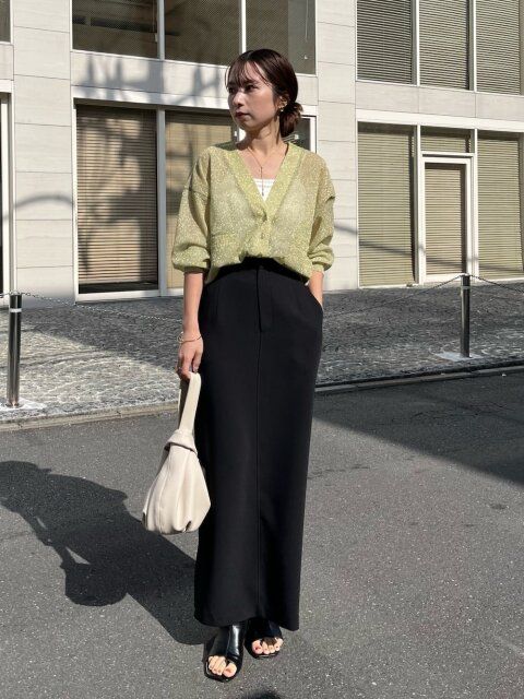 黒スカート コーディネート シアーカーディガン