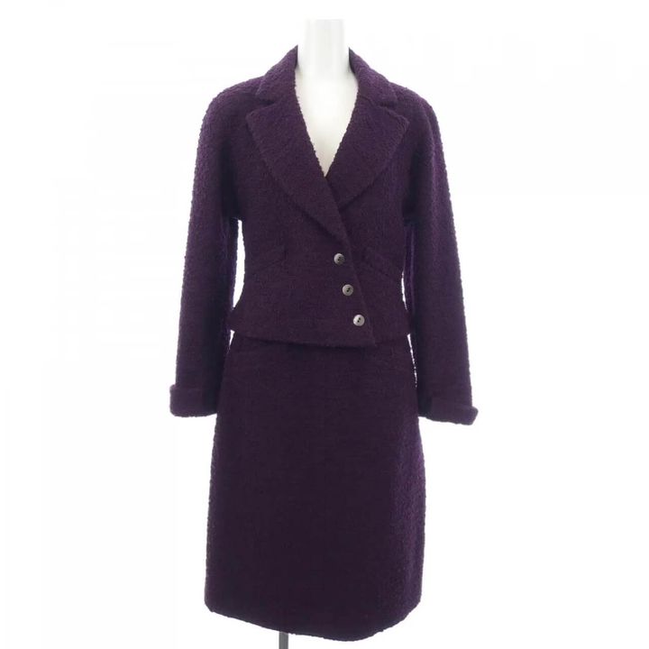 シャネルのパープルのスーツ
