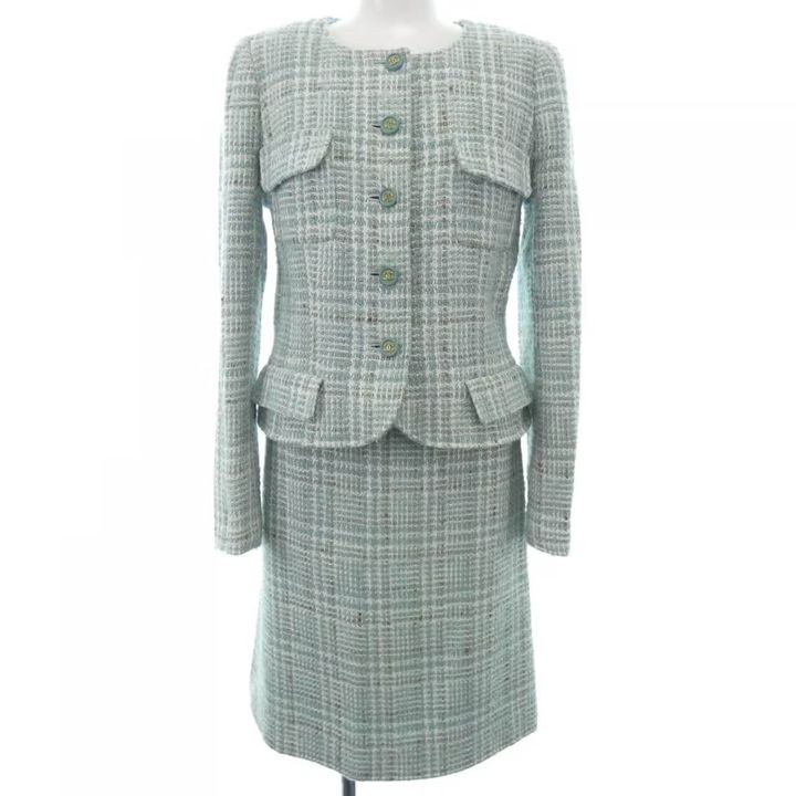 シャネルのグリーンのツイードスーツ