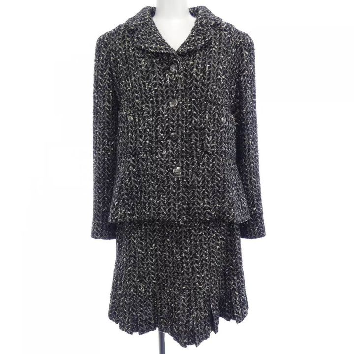 シャネルの黒のツイードスーツ