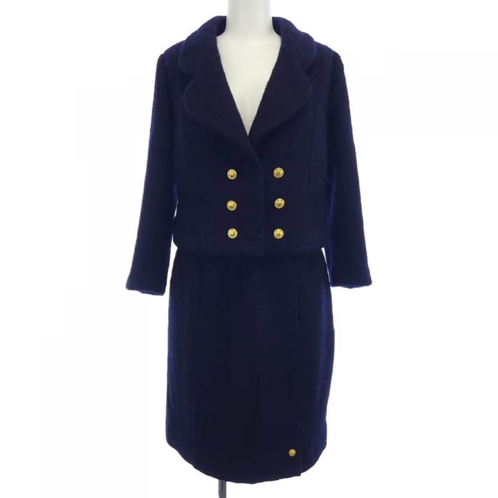 シャネルのダブルボタンスーツ